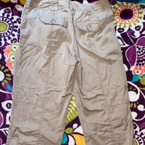 LOFT Size 6 Khaki Capris - Picture 3 of 3